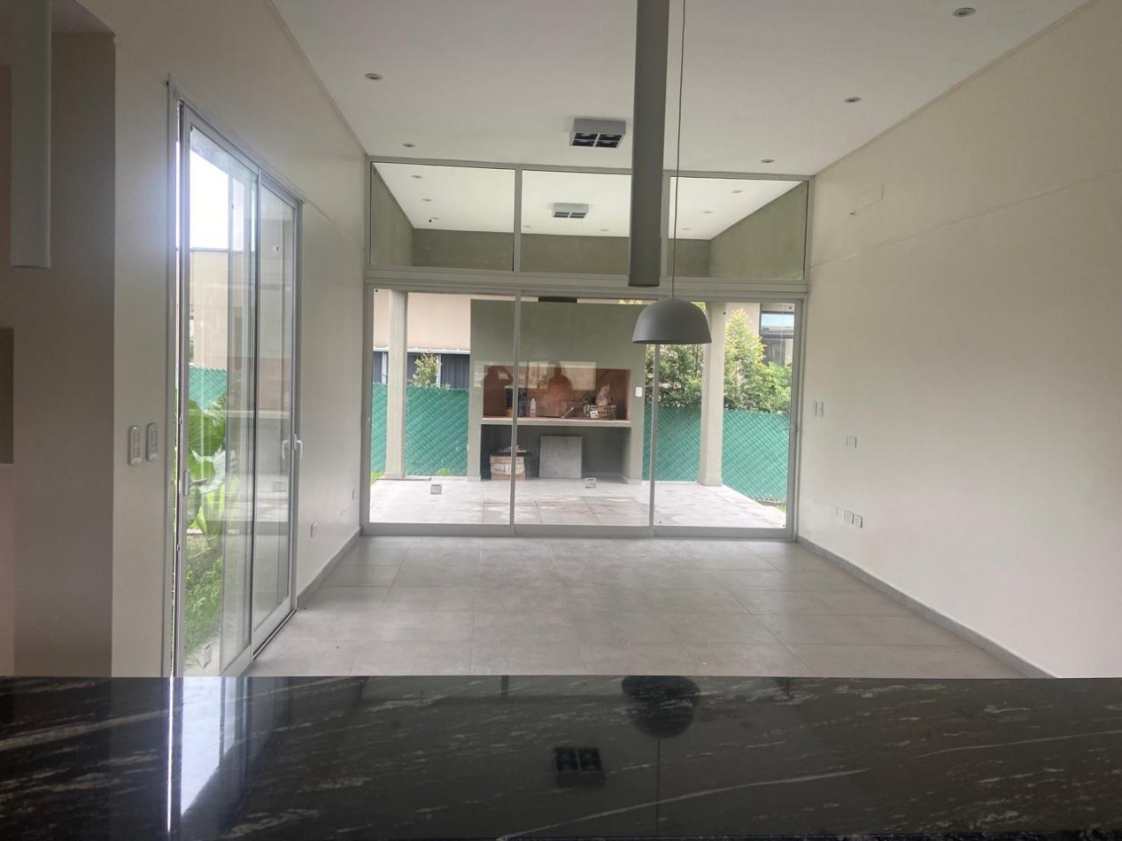 CASA A ESTRENAR EN VENTA B. PRIVADO SOLANO VERA