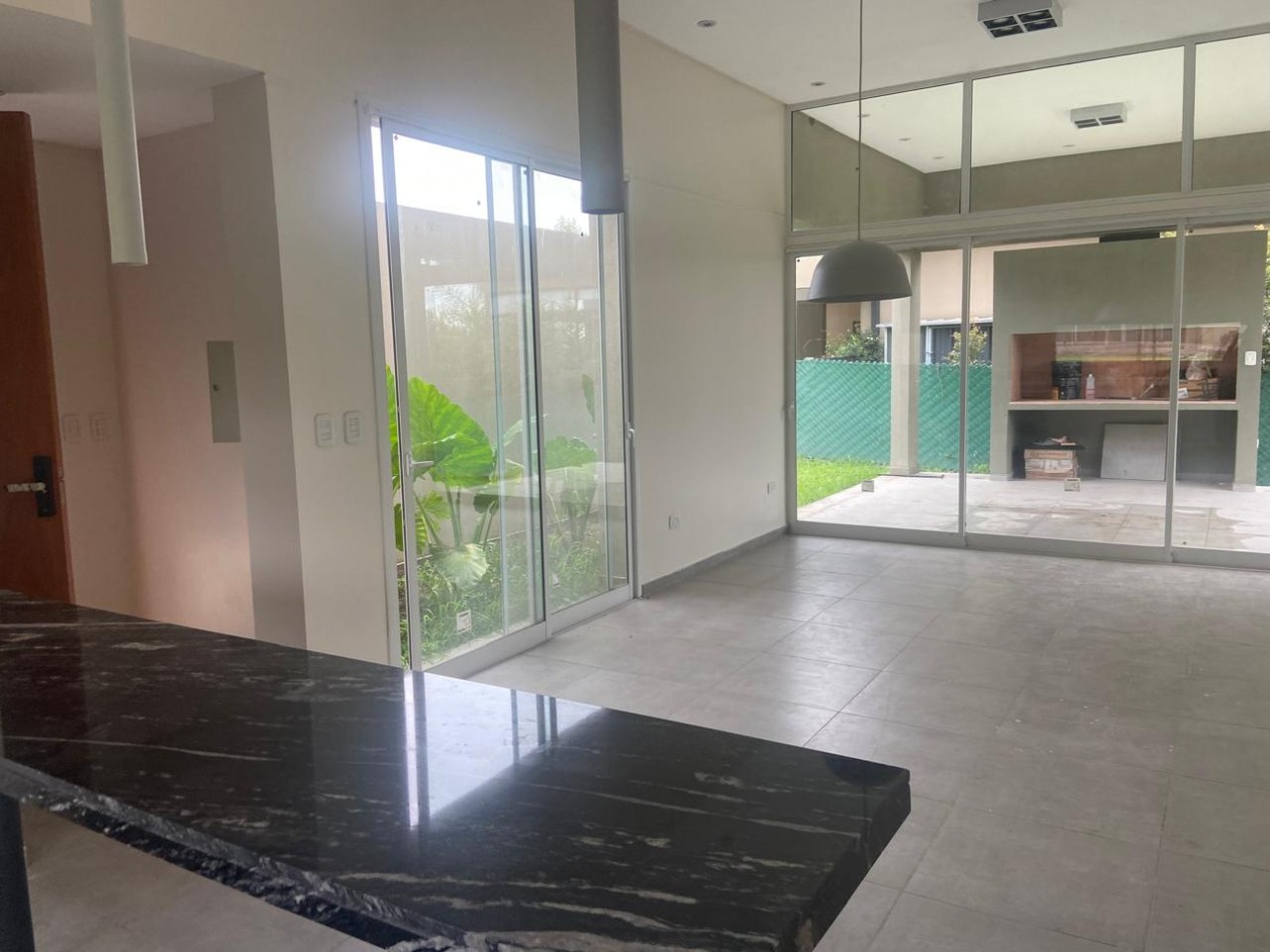 CASA A ESTRENAR EN VENTA B. PRIVADO SOLANO VERA