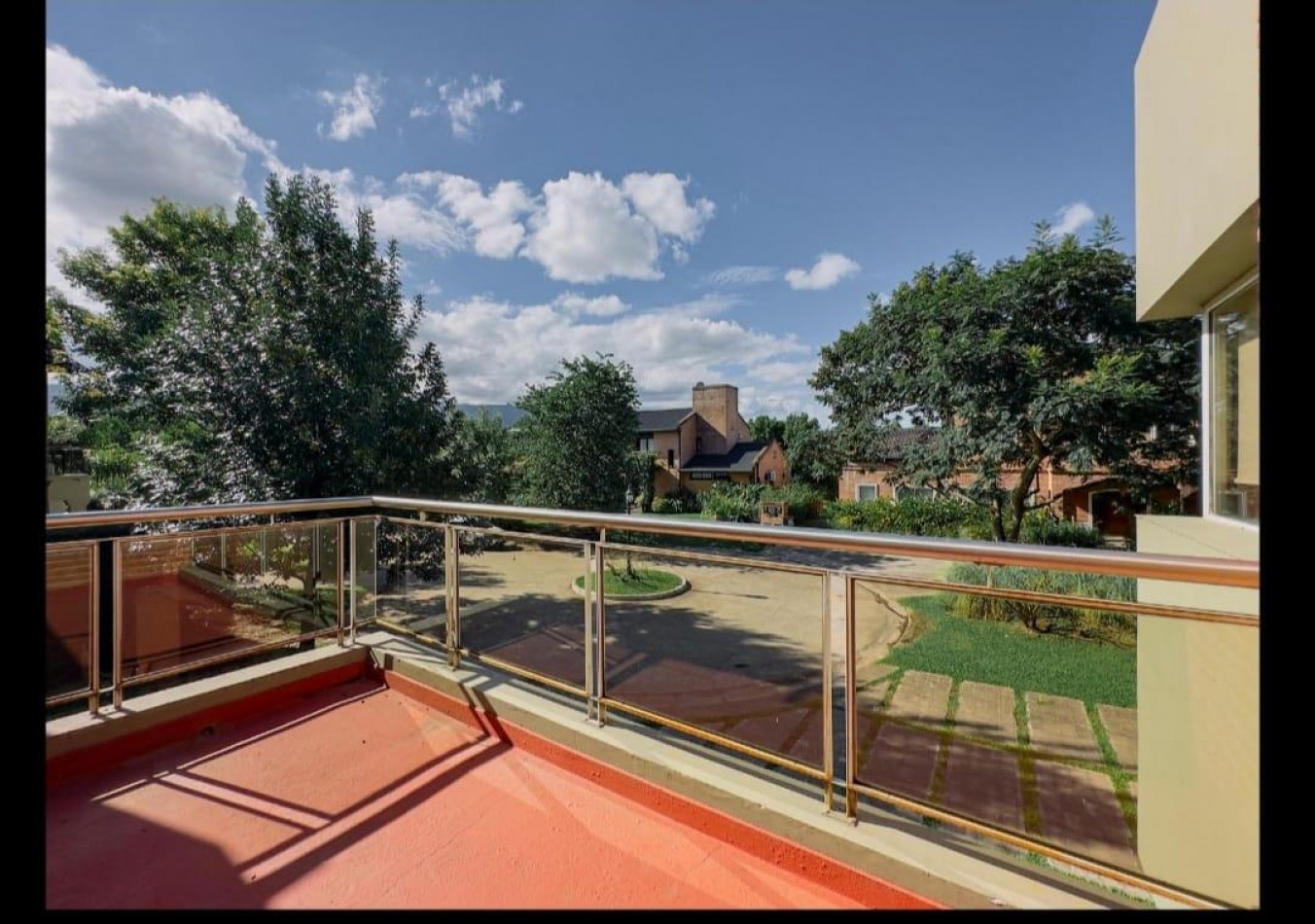CASA EN VENTA DE PRIMER NIVEL EN LOS OLIVOS