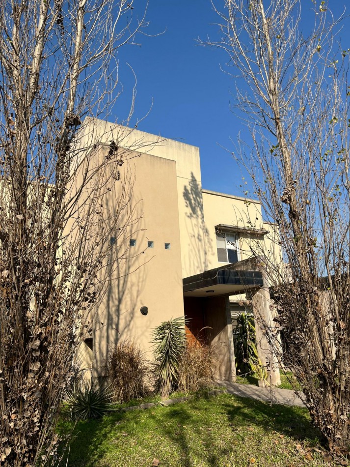 VENTA CASA EN BARRIO PRIVADO Y.B SOBRE MARTIN FIERRO
